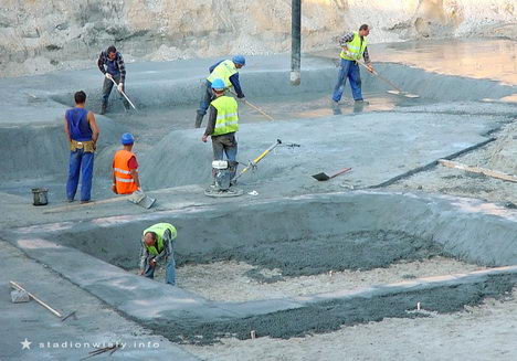 prace przy wylewaniu "chudego" betonu pod przyszłą płyte denną