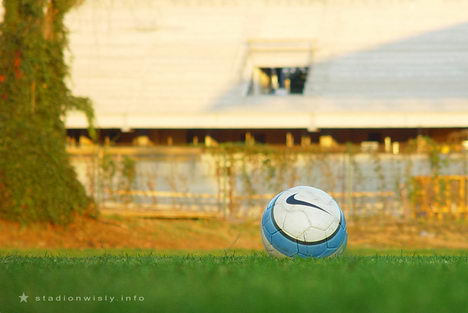 trybuna wschodnia widziana z boiska treningowego