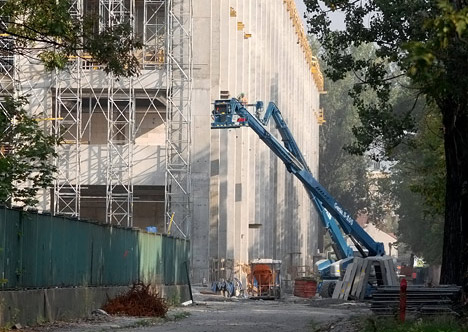 monumentalna bryła stadionu widziana z ulicy Reymana