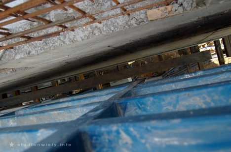 przestrzeń pomiędzy trybunami