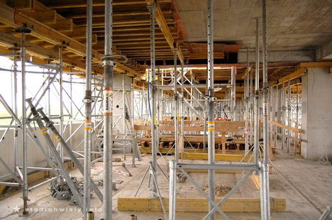 przestrzeń pod nowo - powstałym "tarasem"