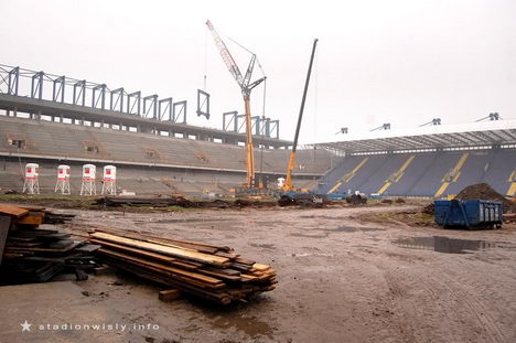 Jedna z ostatnich ram wynoszonych na koronę trybuny