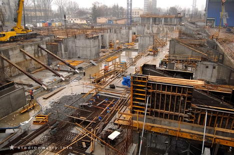 Budowa trybuny głównej - widok z tarasu pawilonu medialnego