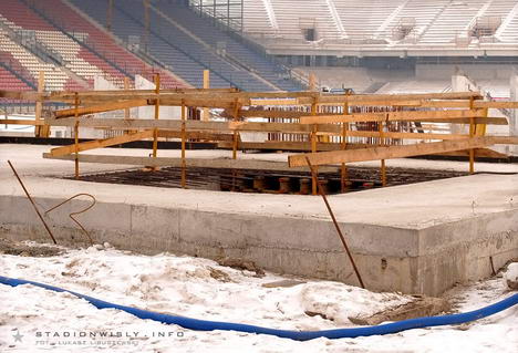Wylany niedawno strop nad podziemnym parkingiem