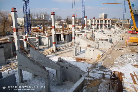 Na budowie trwa układanie prefabrykowanych słupów oraz płyt stropowych zamykających podziemną część trybuny