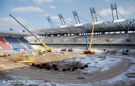 Pod koniec mijającego tygodnia zakończył sie etap instalacji masztów oświetleniowych. Zarówno na trybunie wschodniej jak i zachodniej będzie po 5 jupiterów
