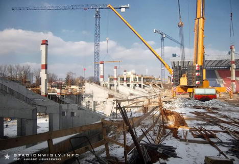 Widok na budowę z wejścia do pawilonu medialnego
