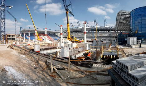 Po zewnętrznej stronie trybuny trwa układanie szalunków pod płytę nad częścią podziemną