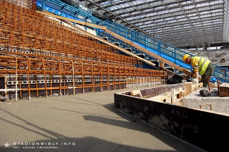 Prace przy wylewaniu stopnic trybuny narożnej