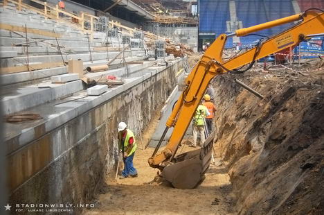 Budowa fosy przed trybuną główną