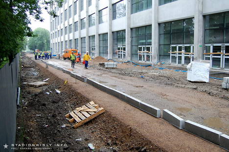 Linia krawężników pokazuje gdzie kończyć się będzie asfalt