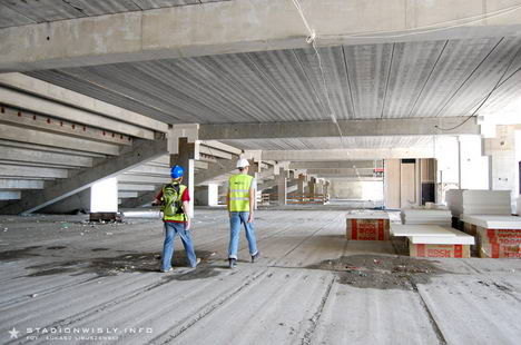 Parter trybuny. W niektórych miejscach rozpoczęto już budowę ścianek działowych (w głębi po prawej stronie)