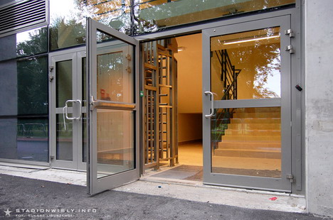 Jedno z wejść prowadzących na górne sektory trybuny wschodniej.