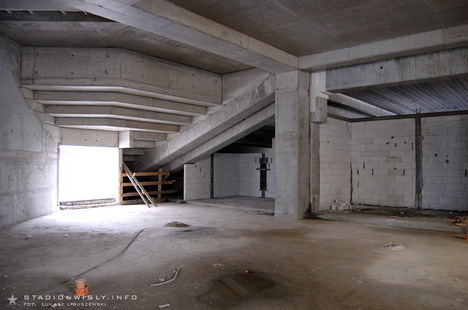 Pod trybuną zachodnią powoli powstają ścianki działowe.