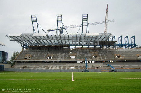 Stan prac przy budowie zadaszenia trybuny głównej