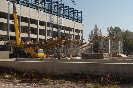 Budowa dachu nad głównym wejściem do stadionu